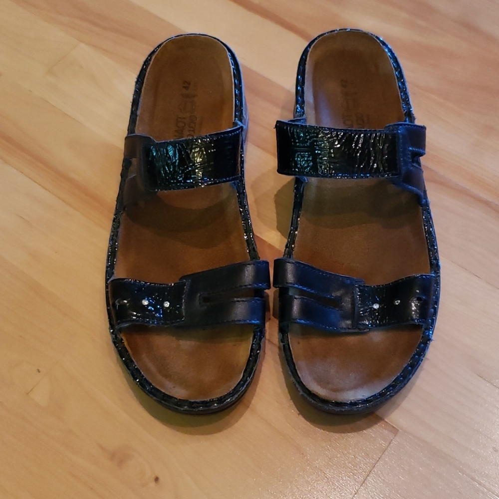 Size 42 Naot Sandals